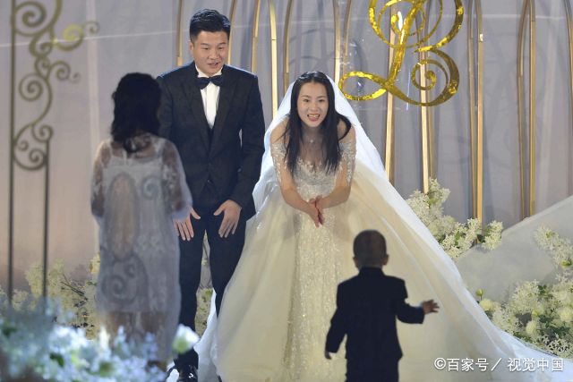 沈阳:李金羽同爱妻毕文晴举办婚礼 新婚燕尔场面温馨